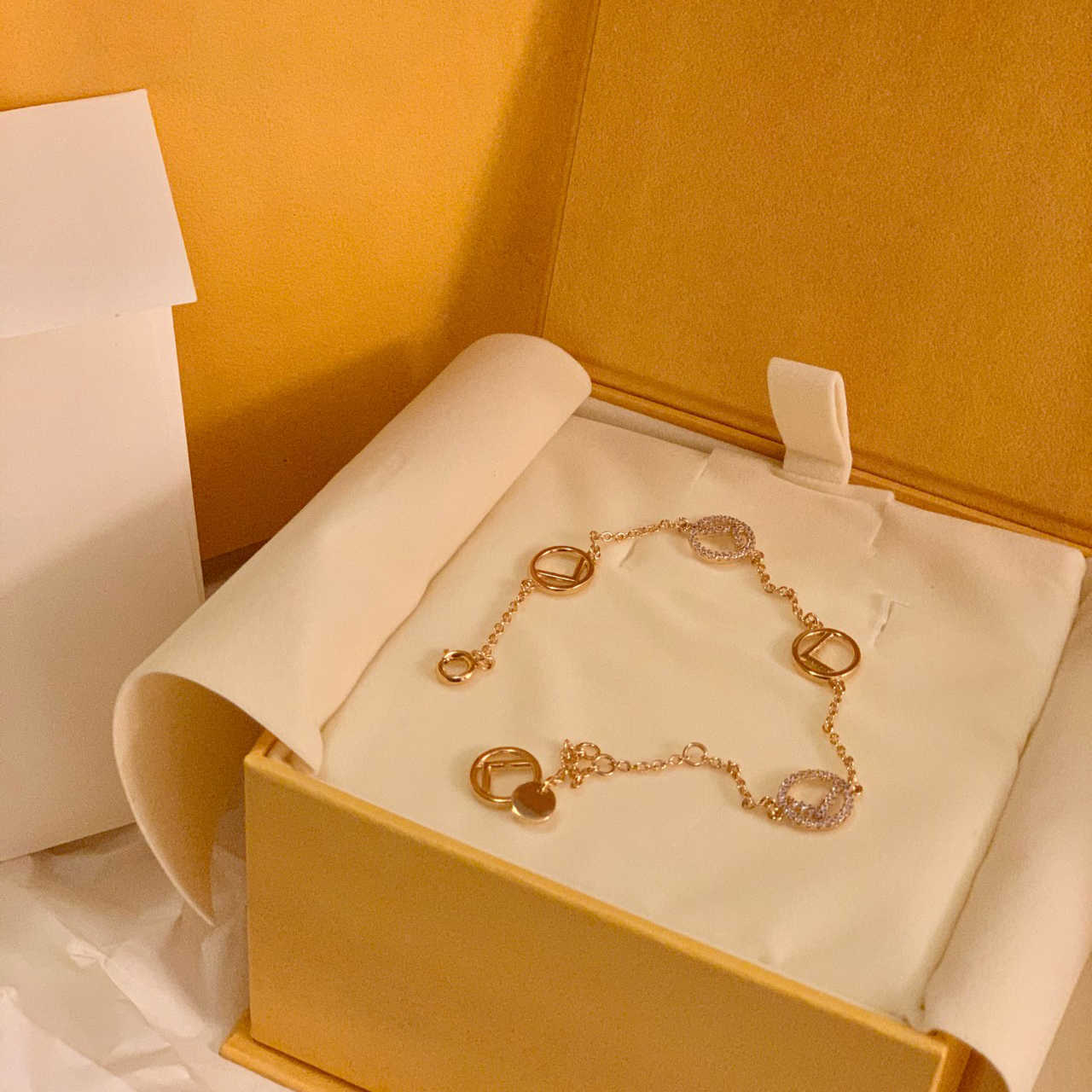 

Luxurys Designer Bracelet Fashion Classic women's bracelet to give a lover charming and temperament boutique jewelry gift nice