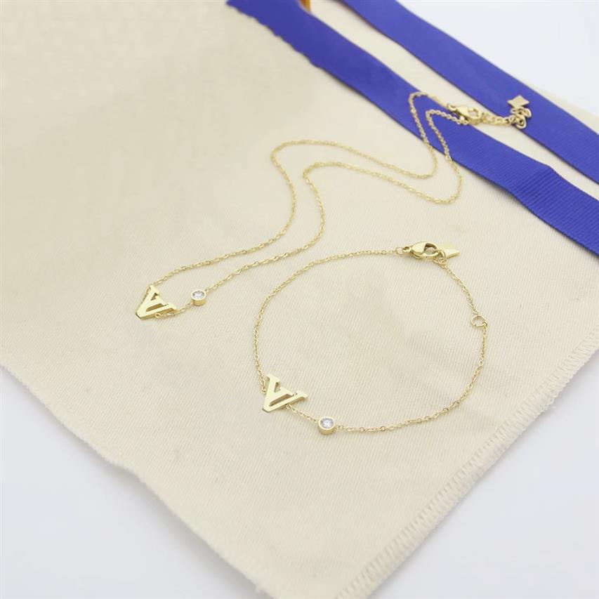 Europe America Bijoux de mode Ensembles Lady Womens Gold Color Metal V Initiales Single Diamond Idylle Collier Boucles d'oreilles Q93651819