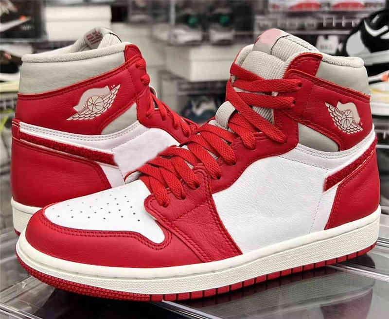 

2022 Authentic High OG 1 WMNS Newstalgia Shoes Men 1s DJ4891-061 Sports Sneakers Light Iron Ore Varsity Red Sail With Box