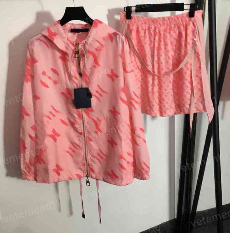 

Womens Two Piece Pants Classic Logo Print Long-sleeve Zip-up Hooded Trench Coat And High-waisted Shorts 2 Piece Sets Luxury Designer Tracksuits 0912