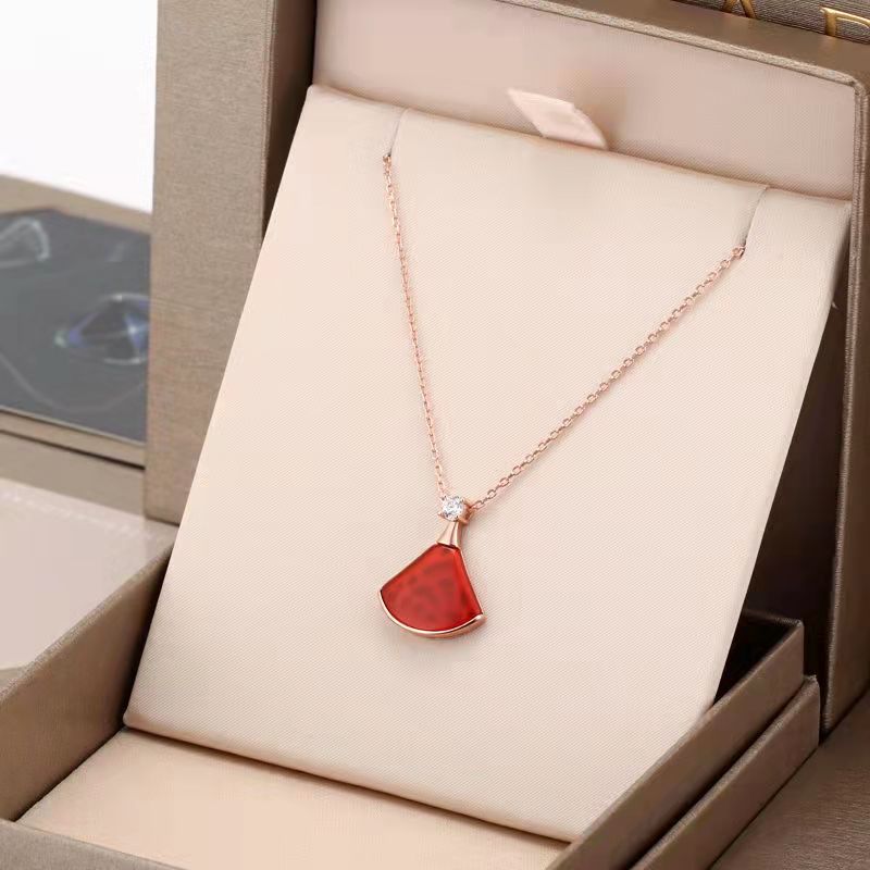 

Luxury Designer Fan-shaped Pendant Necklaces Jewelry for Women Fashion Designers Brand Full Diamond Titanium steel Pendants Necklace for men birthday gifts