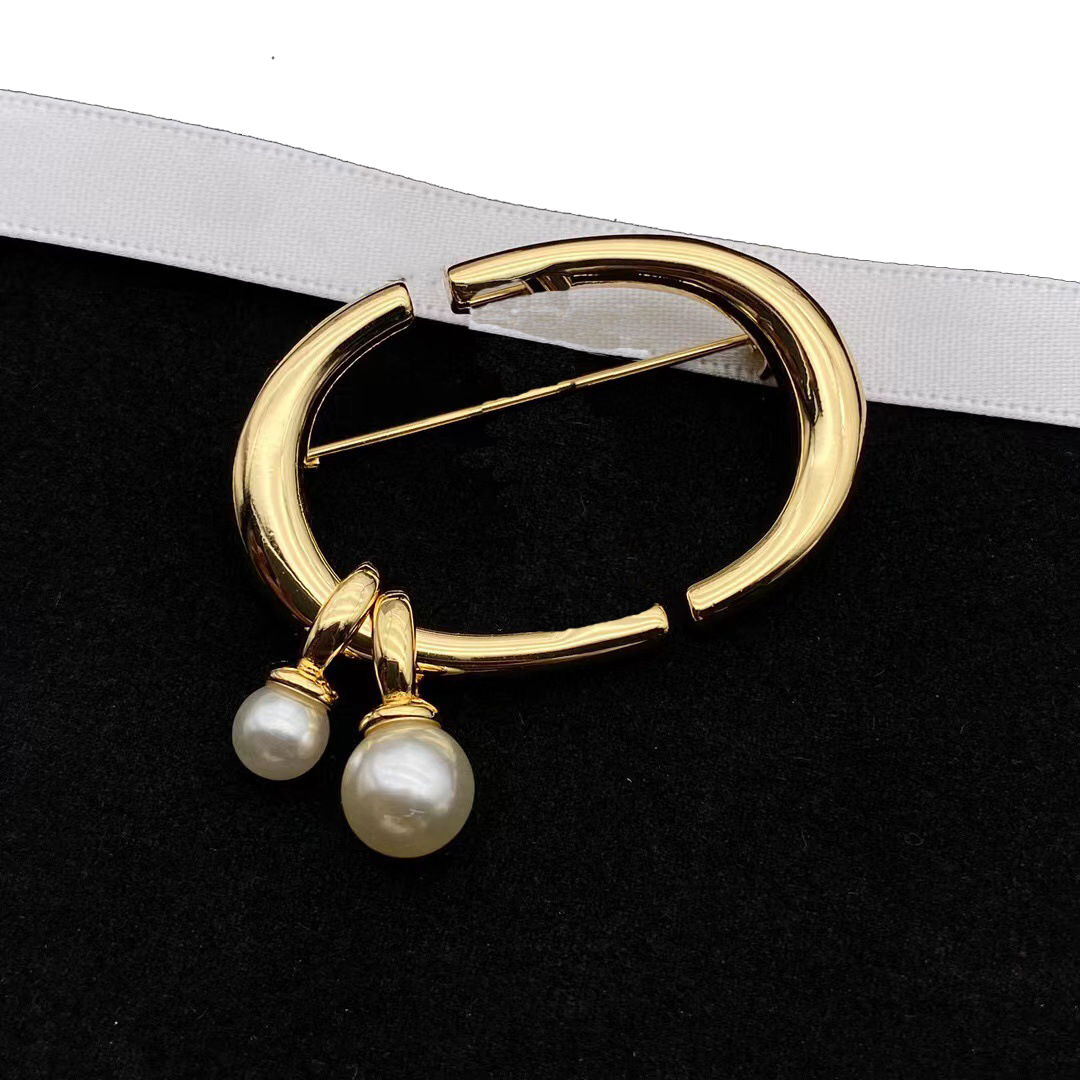 

Letter pearl brooch Daily commuting all-match corsage Brass high-end Xiaoxiang windbreaker wholesale
