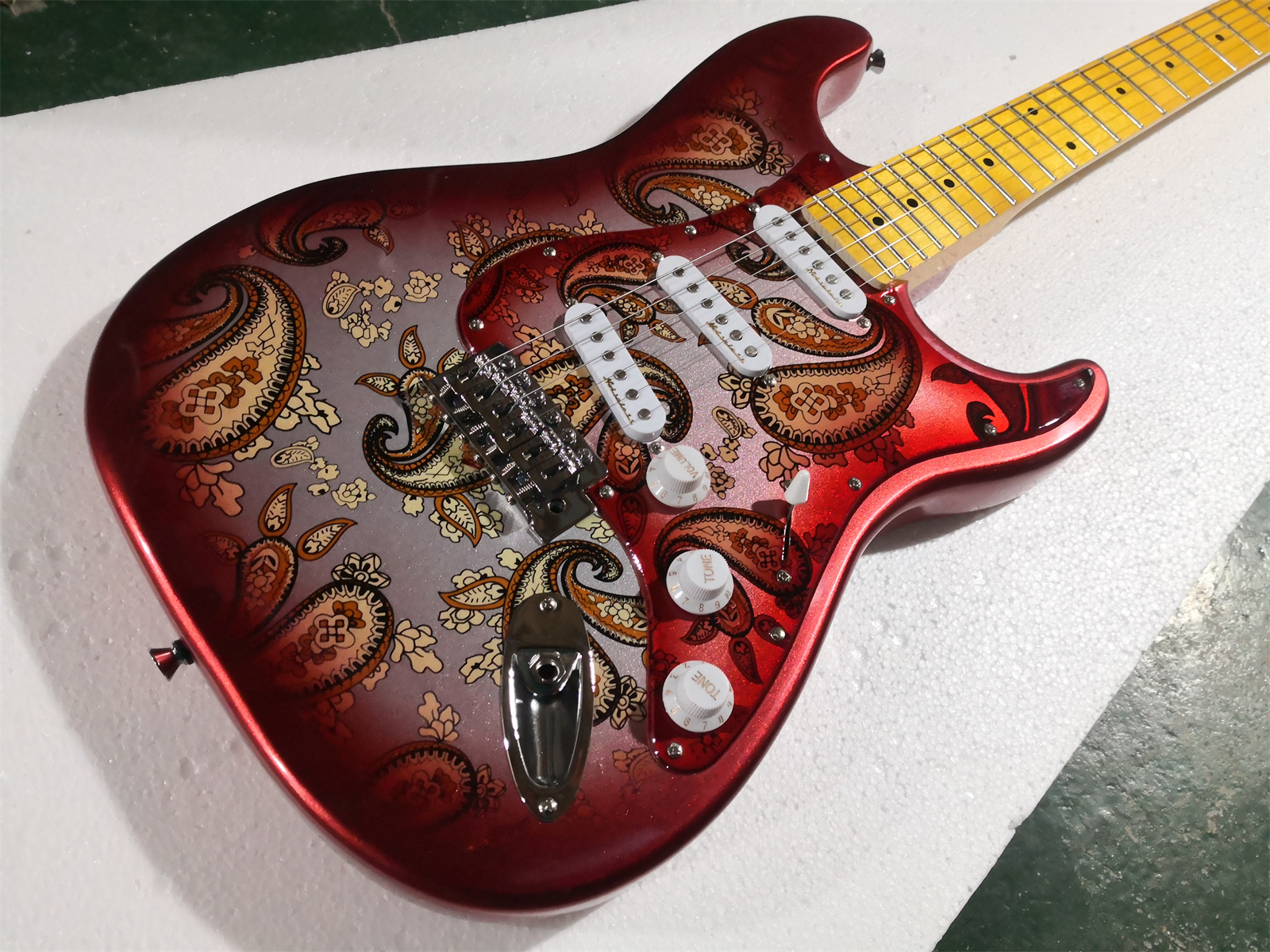 

factory custom stra electric guitar, red silver body, pattern veneer, fixed bridge,chrome knobs,yellow neck