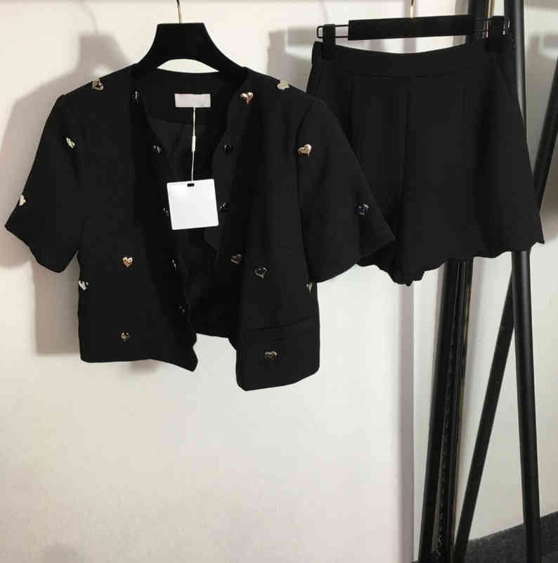 

Womens Two Piece Pants Fashion Brand Button-embellished Cropped Cardigan Jacket With Shorts 2 Piece Sets Luxury Designer Tracksuits 0912