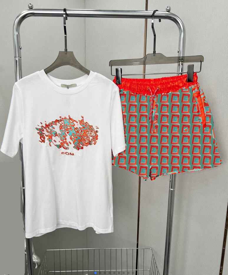 Patch de couleurs de contraste des femmes recouverte de t-shirts à manches courtes brodées Suit les couleurs d'été sont trop belles survêtements