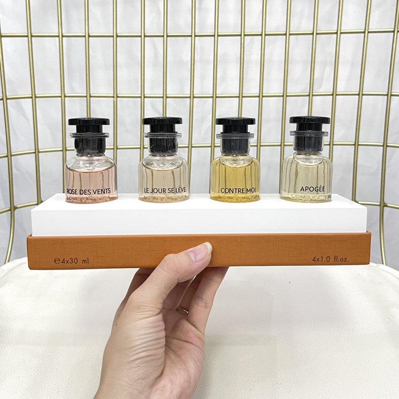 Perfume de femme Set 30 ml 4 pièces Spray Spray avec gicleurs Eau de Parfum Hauteuse plus grande odeur différente et livraison rapide