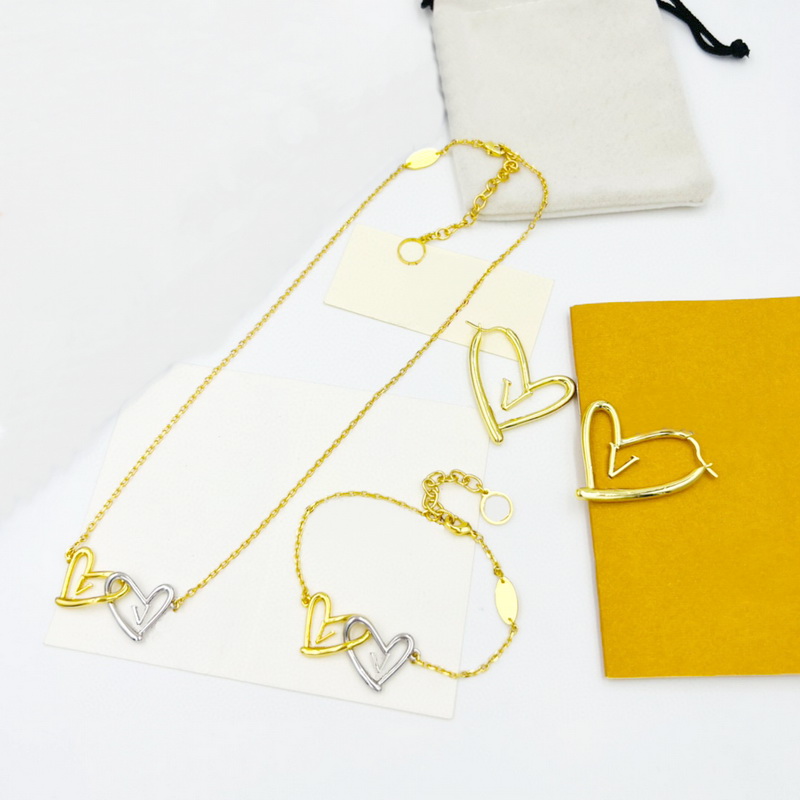 

Europe America Fashion Fall in Love Necklace Bracelet Earrings Lady Women Gold/Silver-colour Hardware Engraved Hollow Out V Initials Double Heart Charm Jewelry Sets, No original box