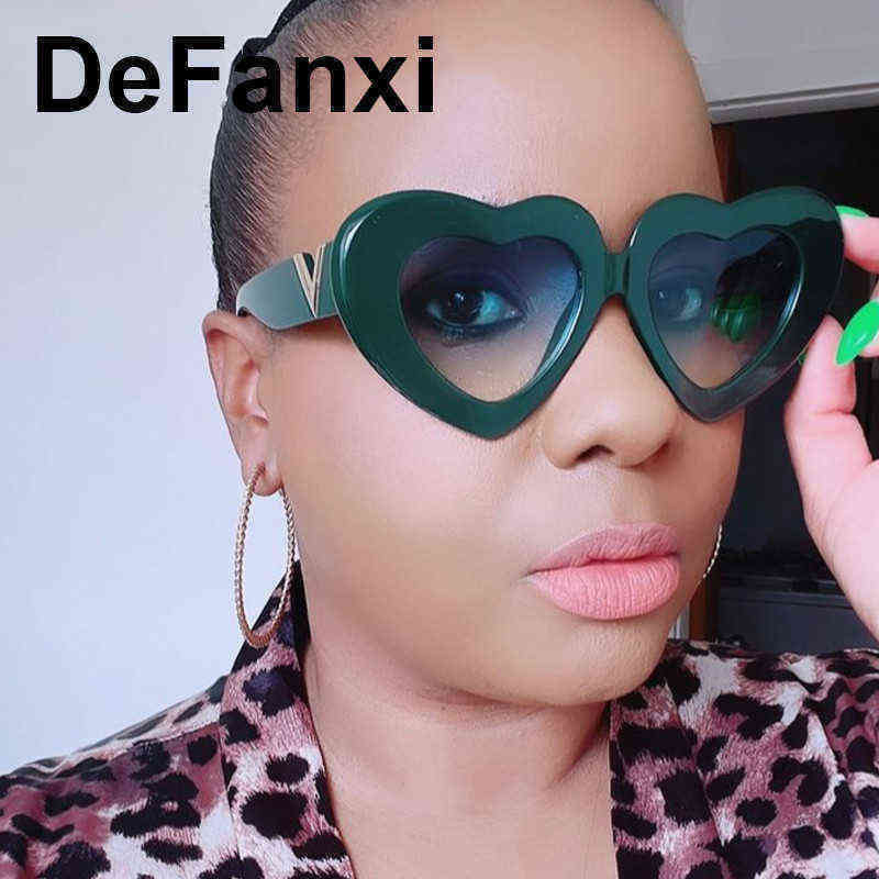 

New Fashion Retro Love Heart Shape Sunglasses Women Luxury Designer Trendy Gradient Green Shades Oversized Sun Glasses Cat Eye 220728