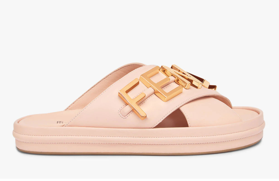 

2022 designer women's sandals are matched with the correct flower box dust bag shoes. Comfortable sandals and slippers are popular in summer