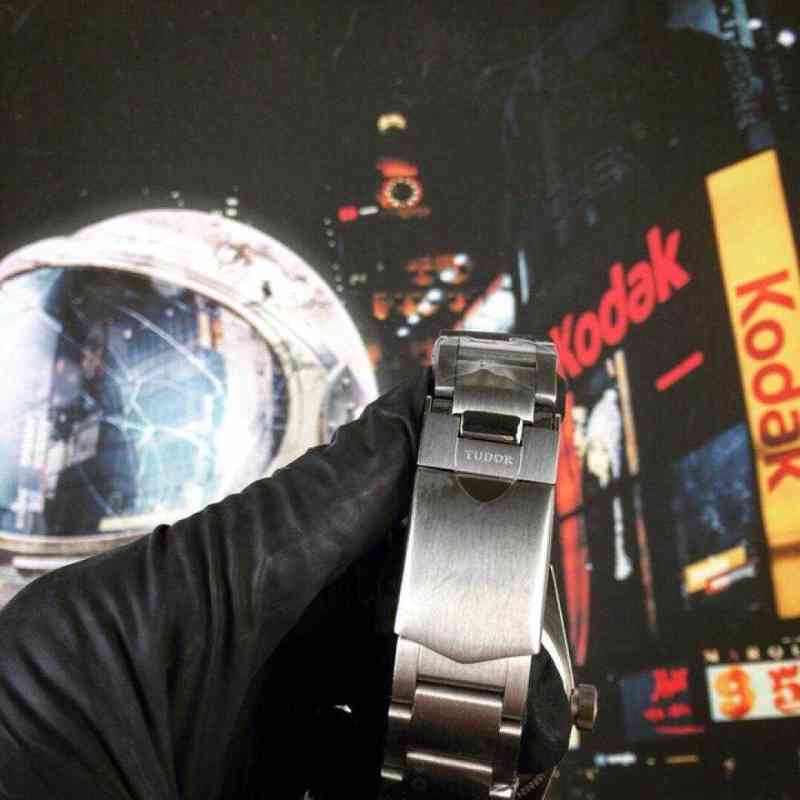 

Women's Watch Designer Qicheng Series Is Equipped with Pearl Movement 42m Coated Glass Stainless Steel Red and Blue Bezel Black Dial w Nfsk, Beige