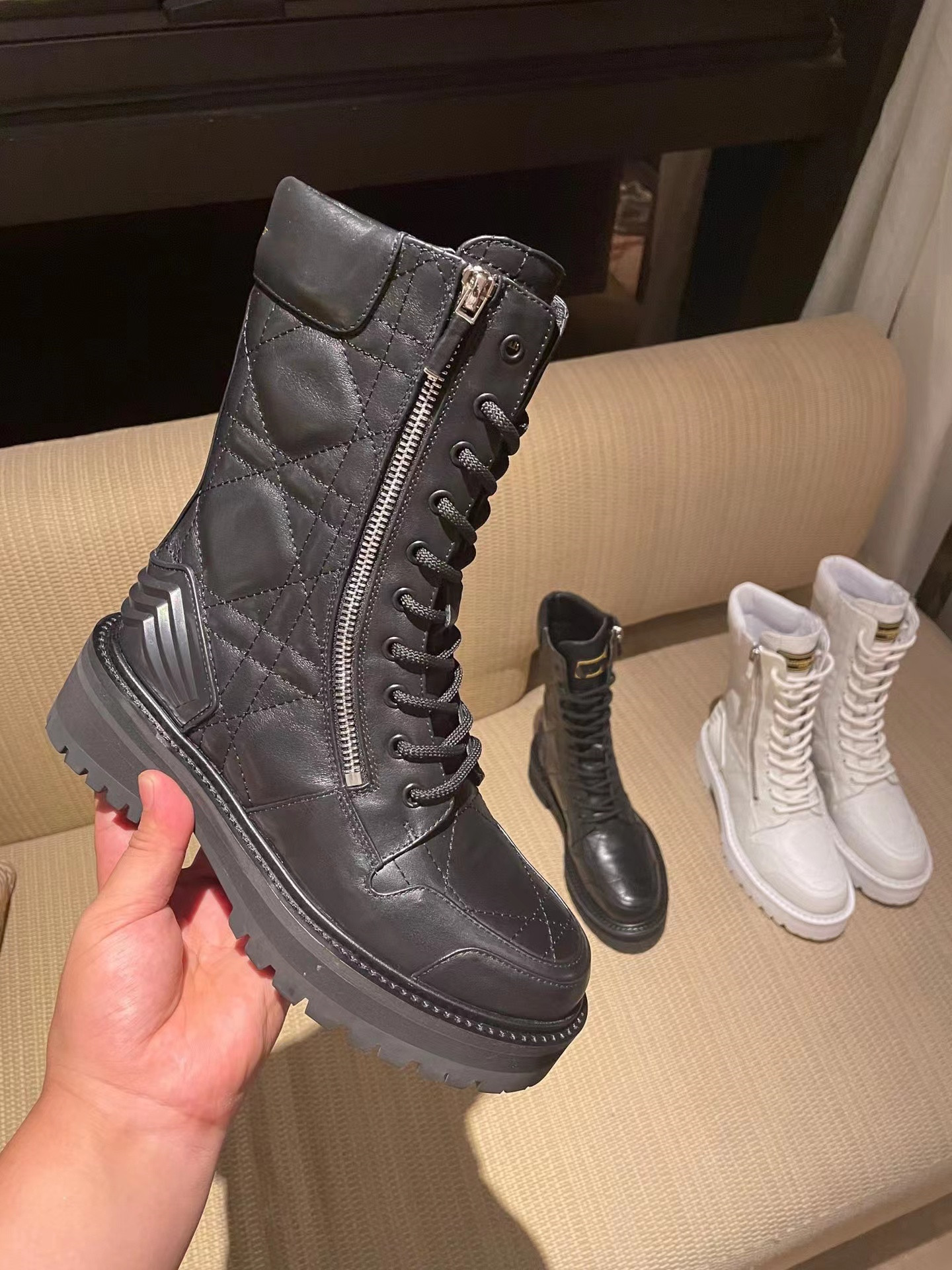 

2022 new black and white Martin boots bright face fashion versatile cowhand leather box dust bag 35-41 trend