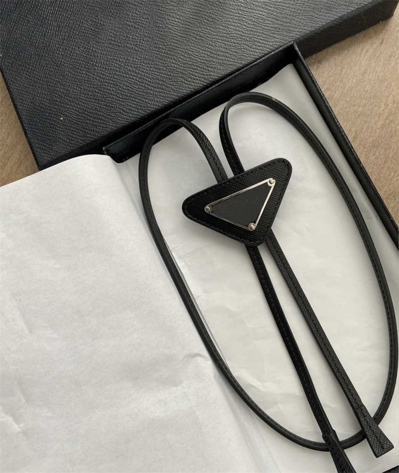 Le créateur de mode attache les filles avec la cravate en cuir de cravate de lettre de modèle de triangle