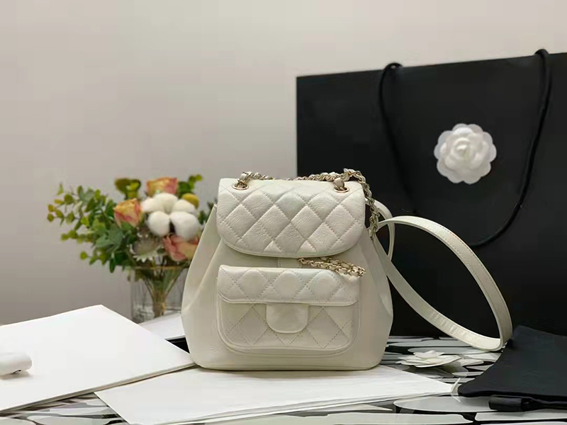 

Classic Vintage Backpack Fashion Socialite Schoolbag Wholesale Diamond Lattice Genuine Leather Shoulder Bag with One Front Bag and Adjustable Straps, White