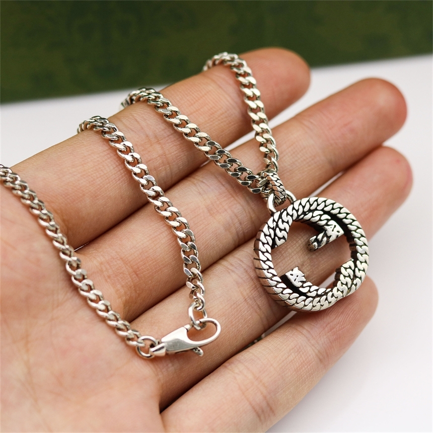 22% de réduction 2022 Chaîne de bijoux 22 NOUVEAU Collier de fouet Horse Whip Pattern Interlinking Double Pendant Collier pour hommes et femmes a