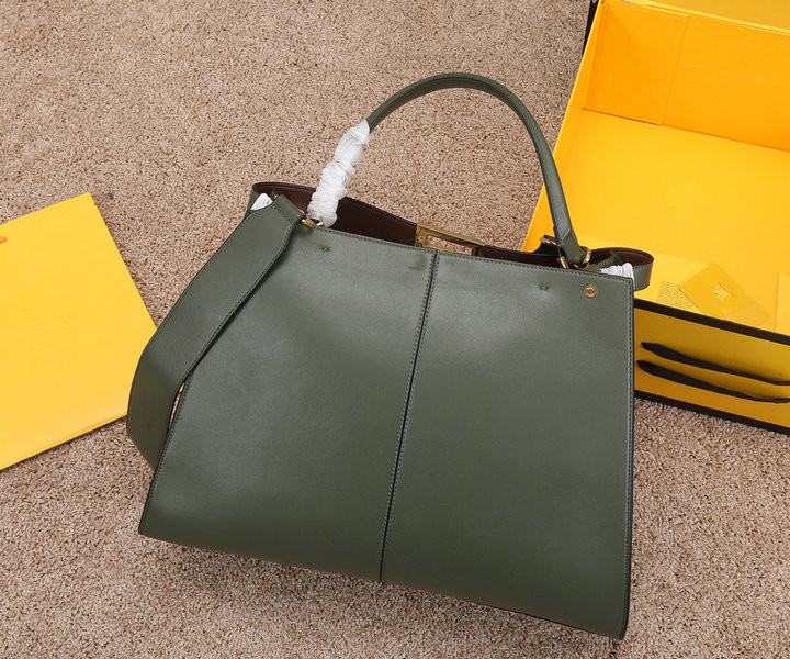 

7A Fashion handbag 304120 bags Twist the locks on both sides The inner lining is fitted with a zipper pocket Removable shoulder strap bag, Light brown