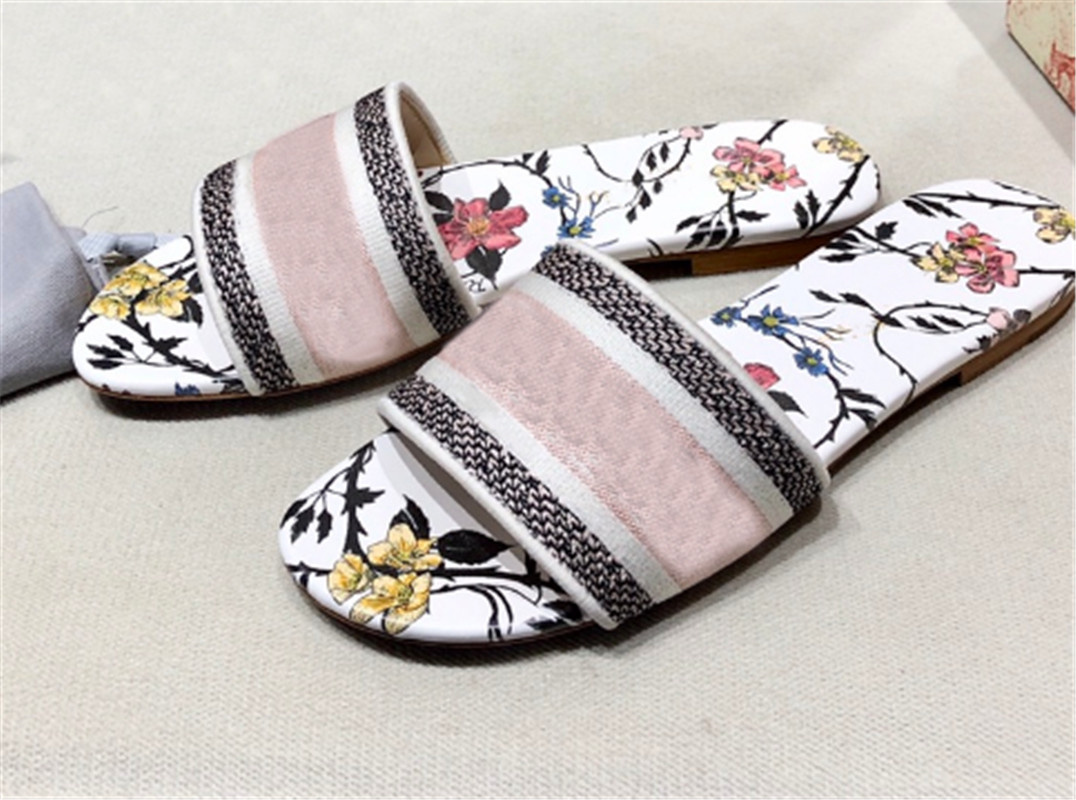 

2022 fashion Women Slippers Designer Womens Fashion Studs Girls with box