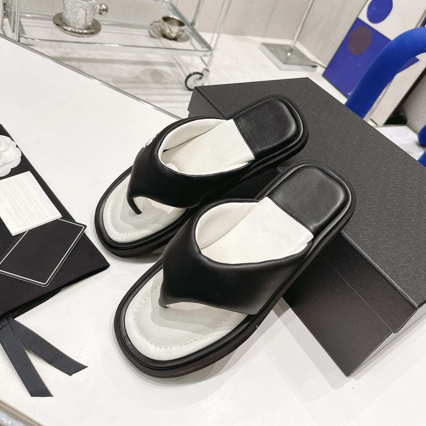 

Women slippers high quality luxury designer brand toaster flip-flops comfortable premium soft uppers mixed sheepskin with box size35-40, As picture 1