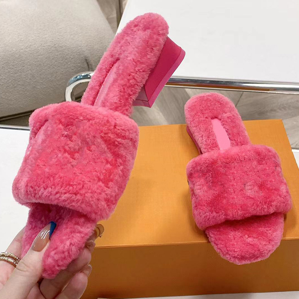 

MAGNETIC MULES slipper sandals A feminine reinterpretation of these featuring a fluffy shearling strap with contrasting oversized brand logo on the heel 3.5cm, Shipping supplement