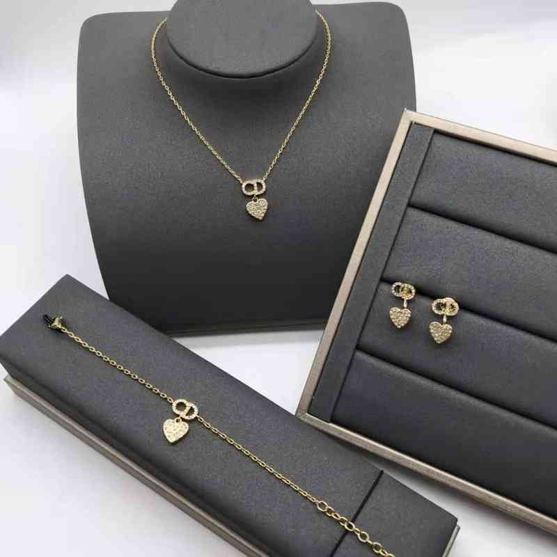d maison nouveau collier collier lettre de costume féminin Bracelet rouge 2022 Brand de luxe Design de mode polyvalente