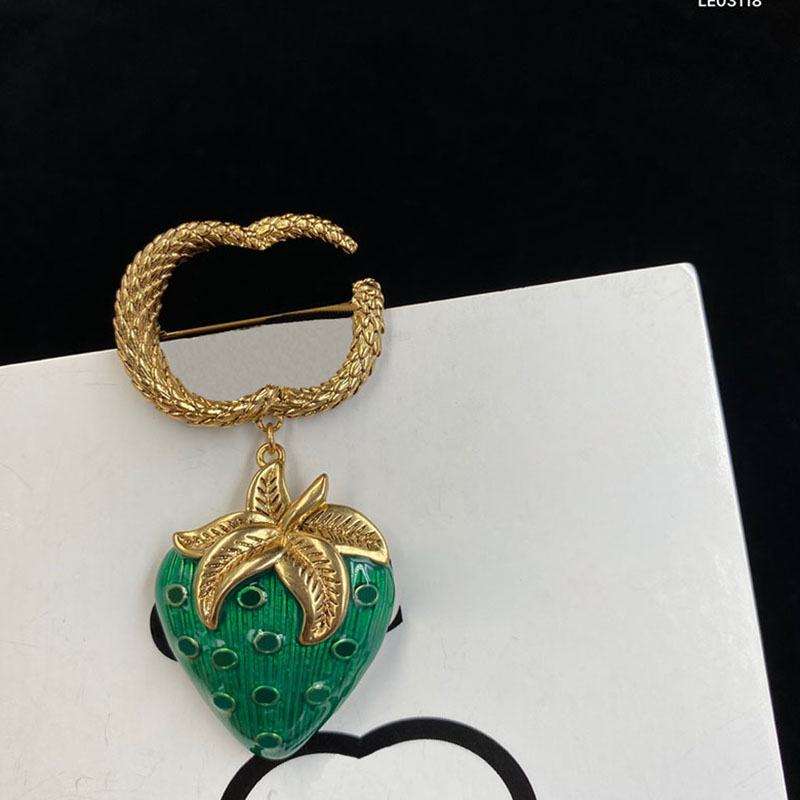 

Fashion Letter Brooches Women Green Strawberry Designers Pins Ladies Party Brooch with Box