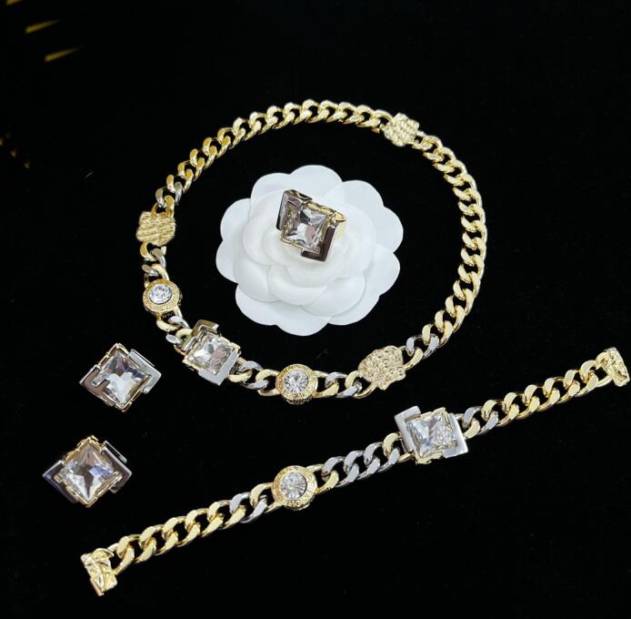 

Designed Gold Thick Chain Choker Necklaces Bracelets Earring Ring With Silve Letter F 4Pcs Sets Banshee Medusa 18K Gold Plated Designer Jewelry Women & Men jewelrys, Golden