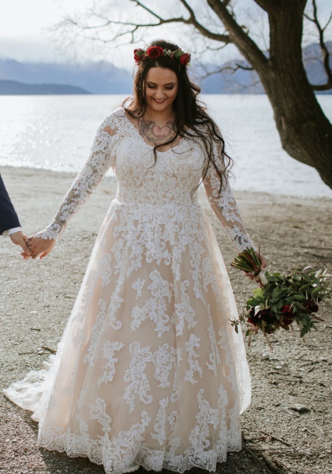 

A-line V Neck Lace Long Sleeves Wedding Dresses Plus Size Sweep Train Bridal Gowns Vestidos De Novia, Champagne