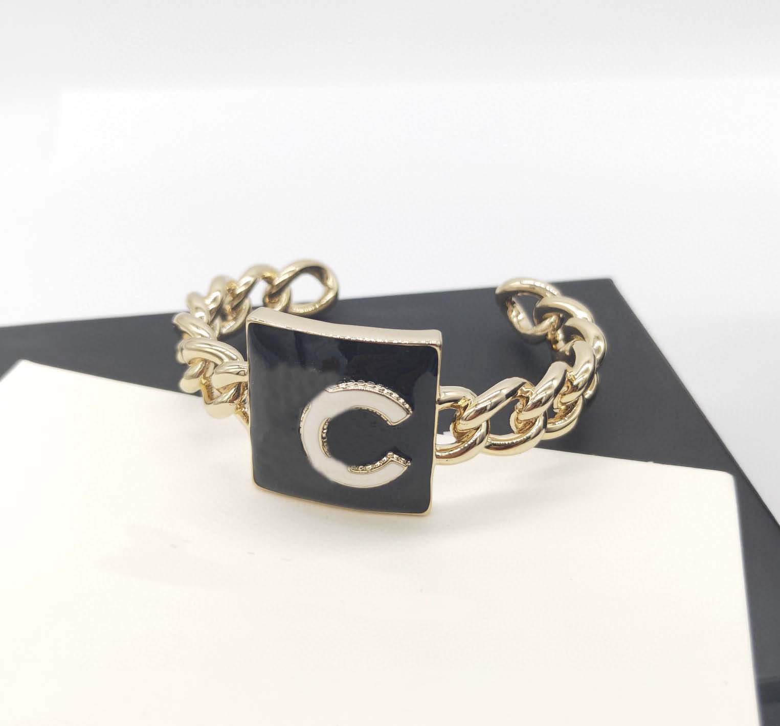 

2022 Top quality Charm bangle opened bracelet with black enamel color design in 18k gold plated for women wedding jewelry gift have box stamp PS4284A