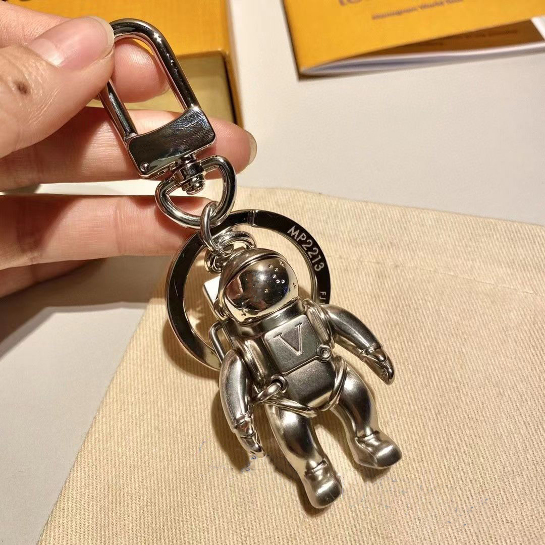 

Luxurys designers Keychain Car Key chain Solid color monogrammed Keychains Fashion Leisure astronaut Men Women Bag Pendant Accessories with box 2 options very good
