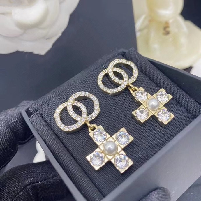 

High Quality Stainless Steel Designer Stud Earrings Luxury Geometric Crystal Heart Couple Earrings for Women5