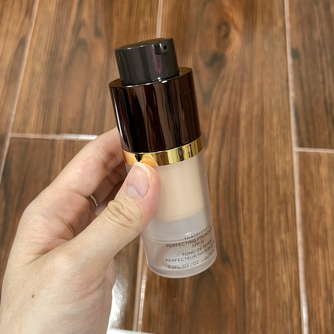 

Brand Traceless Perfecting Foundation 0.5#1.5# Makeup Cosmetics 15ml Full Coverage Lightweight Face Flawless Concealed, Mix colors