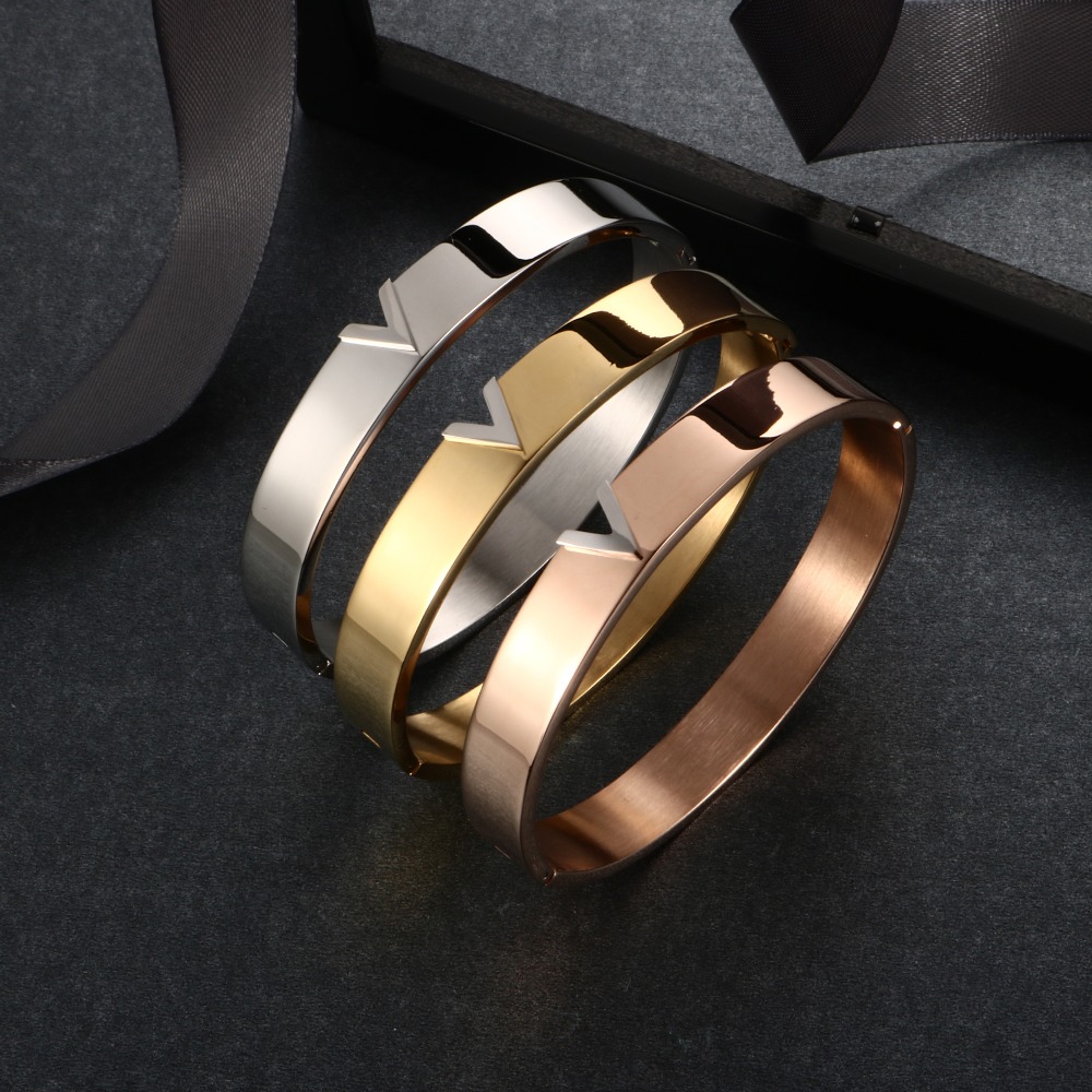 

2022 Top Quality Titanium Steel Bangle Women Love Designer Bracelets Silver Rose Gold Colors Bangles V letter bracelet Fashion Jewelry Lady Party Gifts