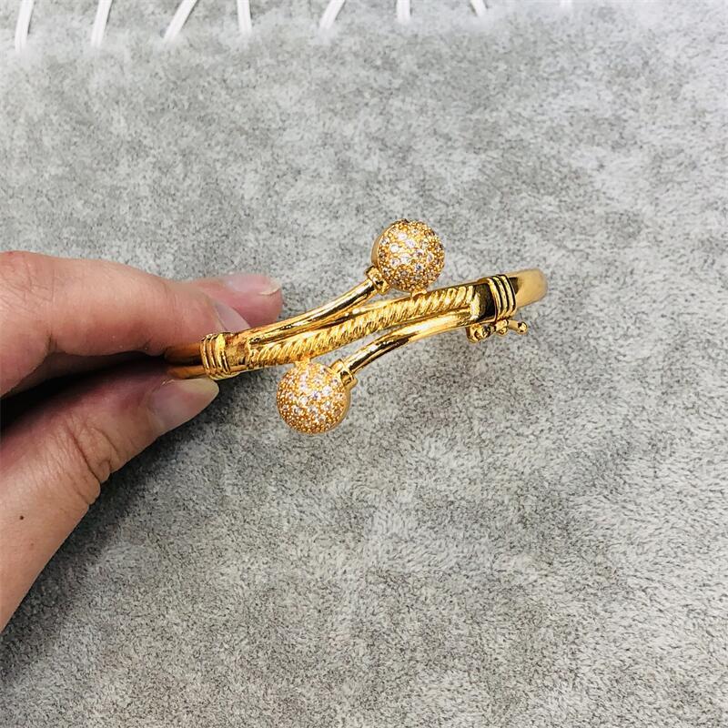 

Bangle Women Bangles Wide Gold Charm Designer Plated Bracelet Wris Men Luxury Jewelry Open Hollow Vintage Heart Flower Style Gilrs BoysBangl