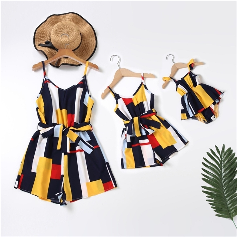 Family Set Mother Daughter Matching Dresses Mom Baby VNeck Suspender Skirt Mommy And Me Clothes Suit Fashion Women Girls Dress 220531