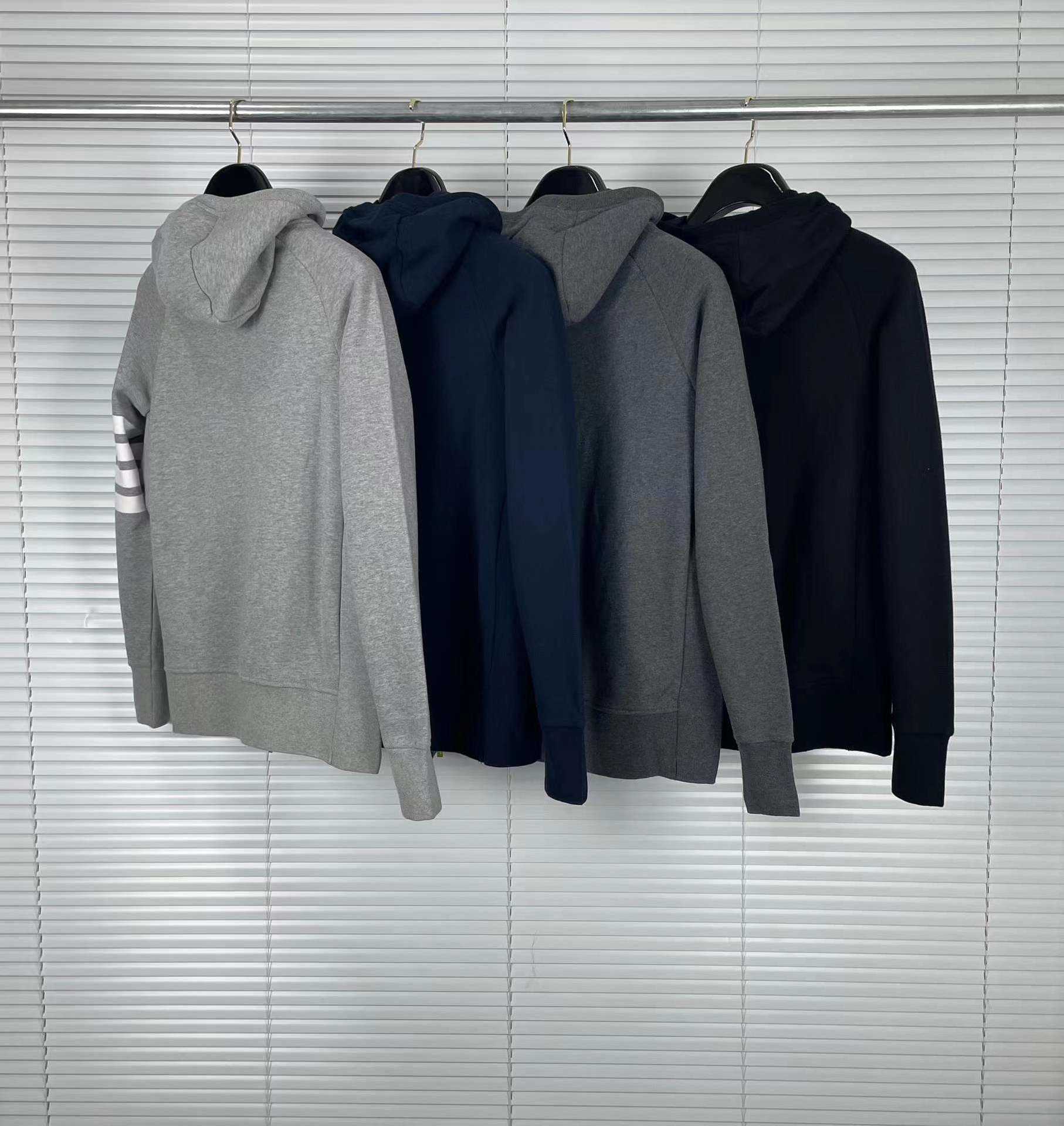 

2022 Fashion Br Designer Tb-thom Autumn Winter Hoodie Sweater Zipper Plush Thickened Classic Four Bar Cotton Terry Fabric Casual Men' and Women' Same Style, Light gray