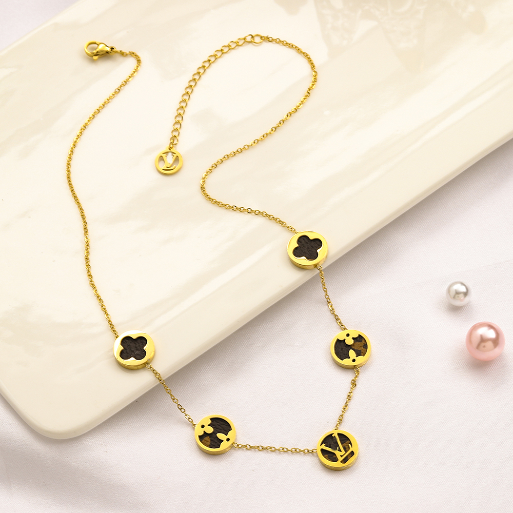 

Never Fading 14K Gold Plated Luxury Brand Designer Letter Round Pendants Necklaces Stainless Steel Choker Pendant Necklace Beads Chain Jewelry Accessories 2Style