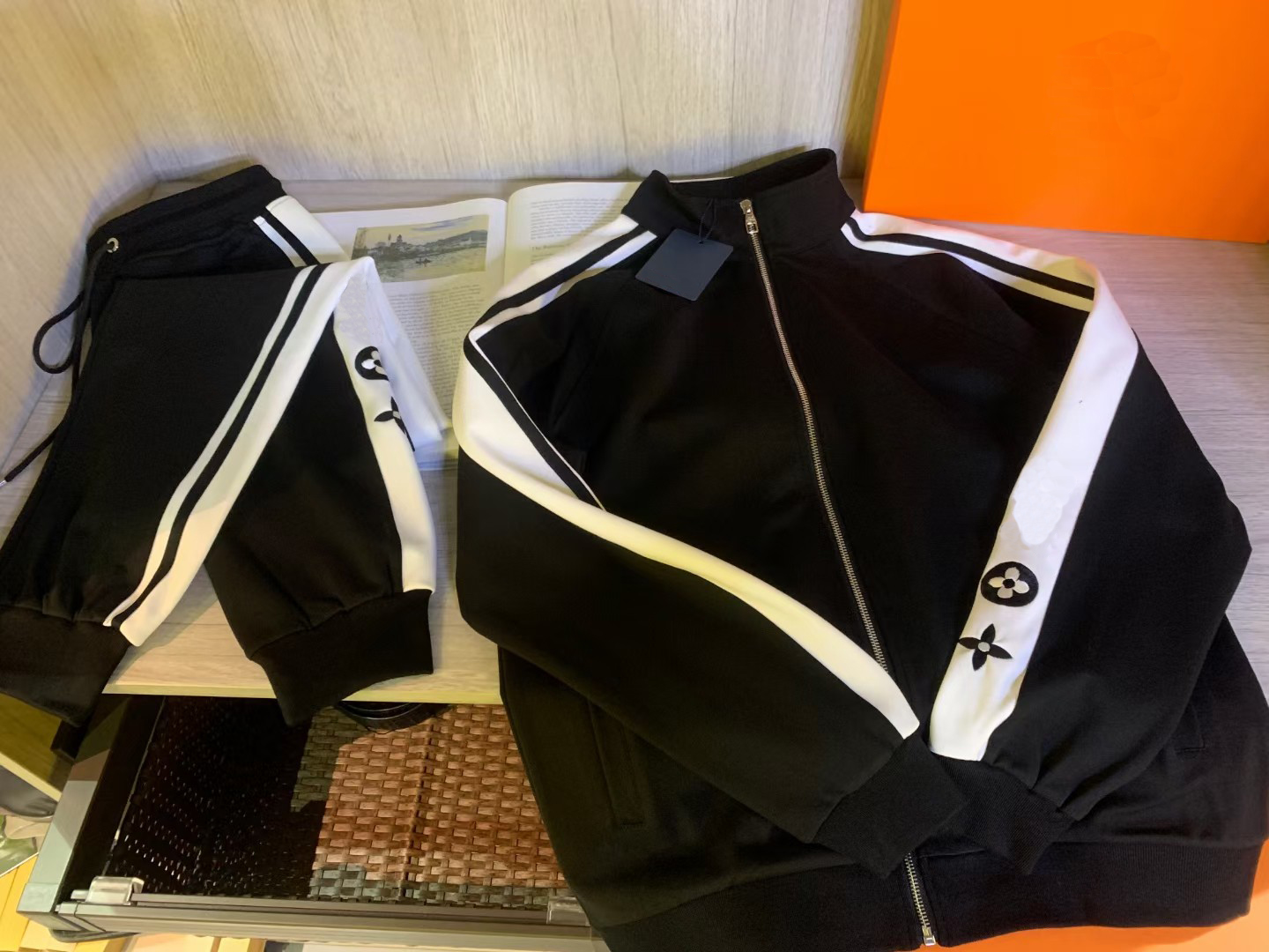 

Autumn and winter fashion black tracksuits exquisite embroidery mens designer tracksuit