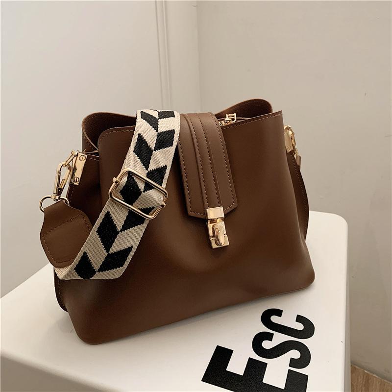 

Evening Bags Luxury Design Ladies Bucket Bag 2022 Fashion Buckle Shoulder Large Capacity Casual Tote BagEvening, Black
