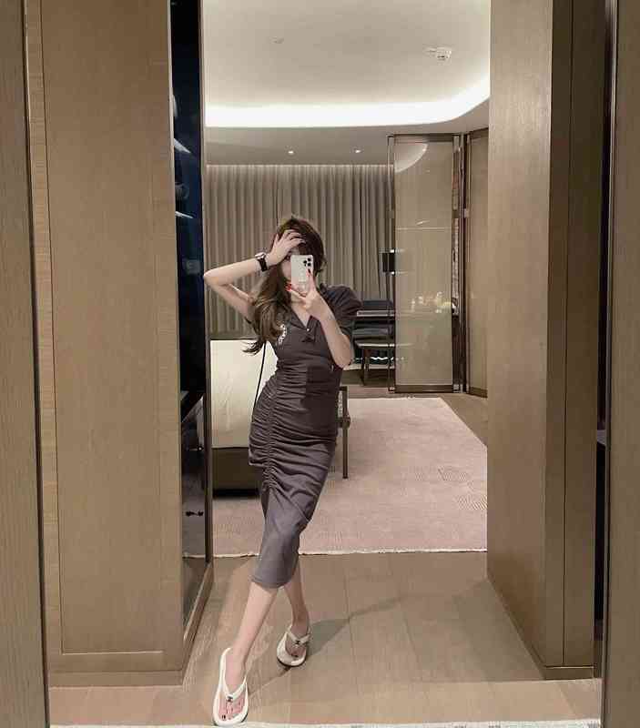 

Factory Online Export Designer Brand Short Sleeves Ch22 Summer New Fashion Pattern Side Pleated Hood Design Slim Temperament Skirt, Gray