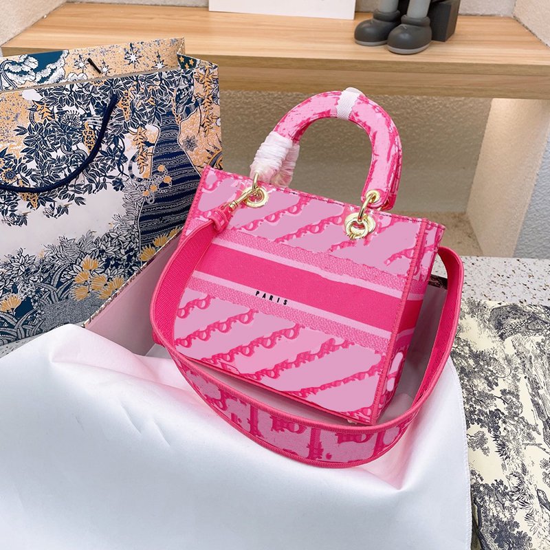 

Fuchsia Fashion Princess Saddles Bag Dies Ores Handbag Book Alphabet Embroidered Tote Dead Bags Designer Luxury Ladies High Quality, Custom