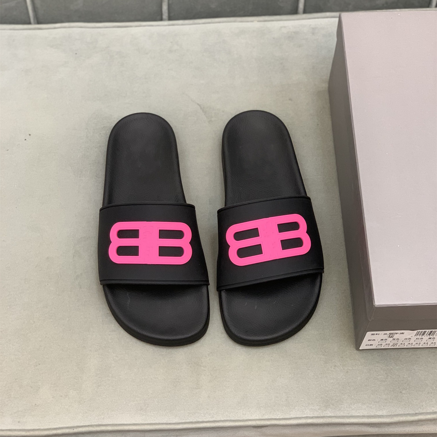 

Top designer family slippers women's luminous shoes Paris alphabet lovers' shoes one word shoes wear non slip beach slippers men's hot sales, ~4