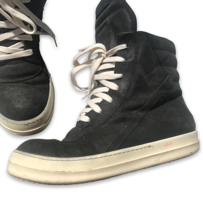 

size 43 all black suede no white parts and a white clean sole