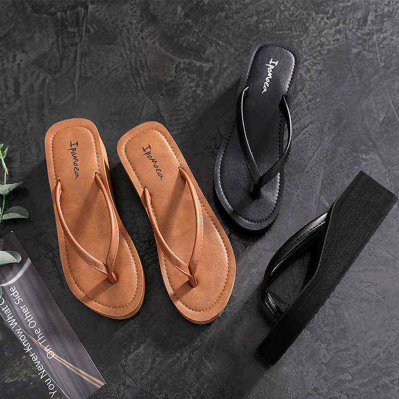 Nouvelles chaussures de plage Souples épaisses pantoufles femmes Fashion Summer Seaside High Heels Sandals Flipflops Femmes Apprentissage