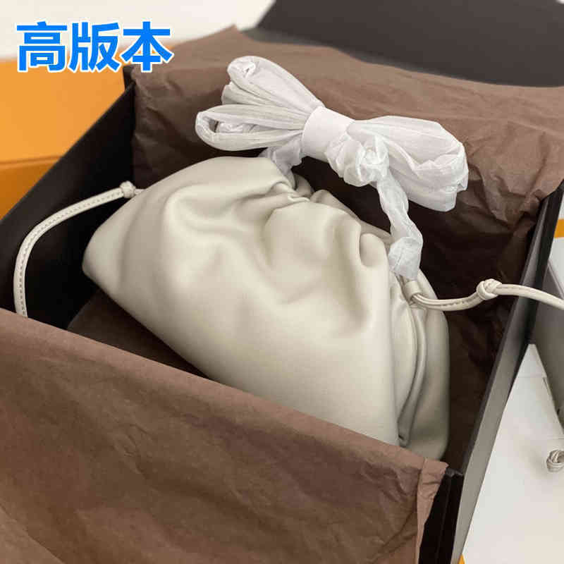 

Handbags Venetas Designer Bottegas Fold the Cloud Same Leather High-end Small Women's Messenger Bag One Shoulder Dumplings AE5N