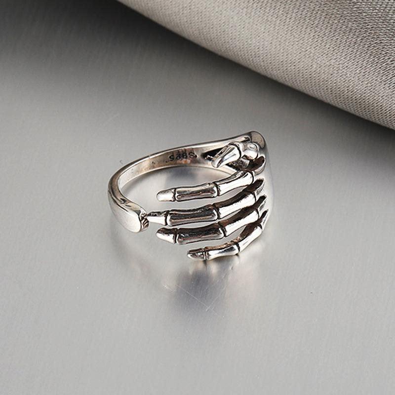 

Wedding Rings Vintage Silver Color Trend Punk Rock Creative Skeleton Hand Loop Party Jewelry For Women Gift Dark Palm Fashion Finger RingWed