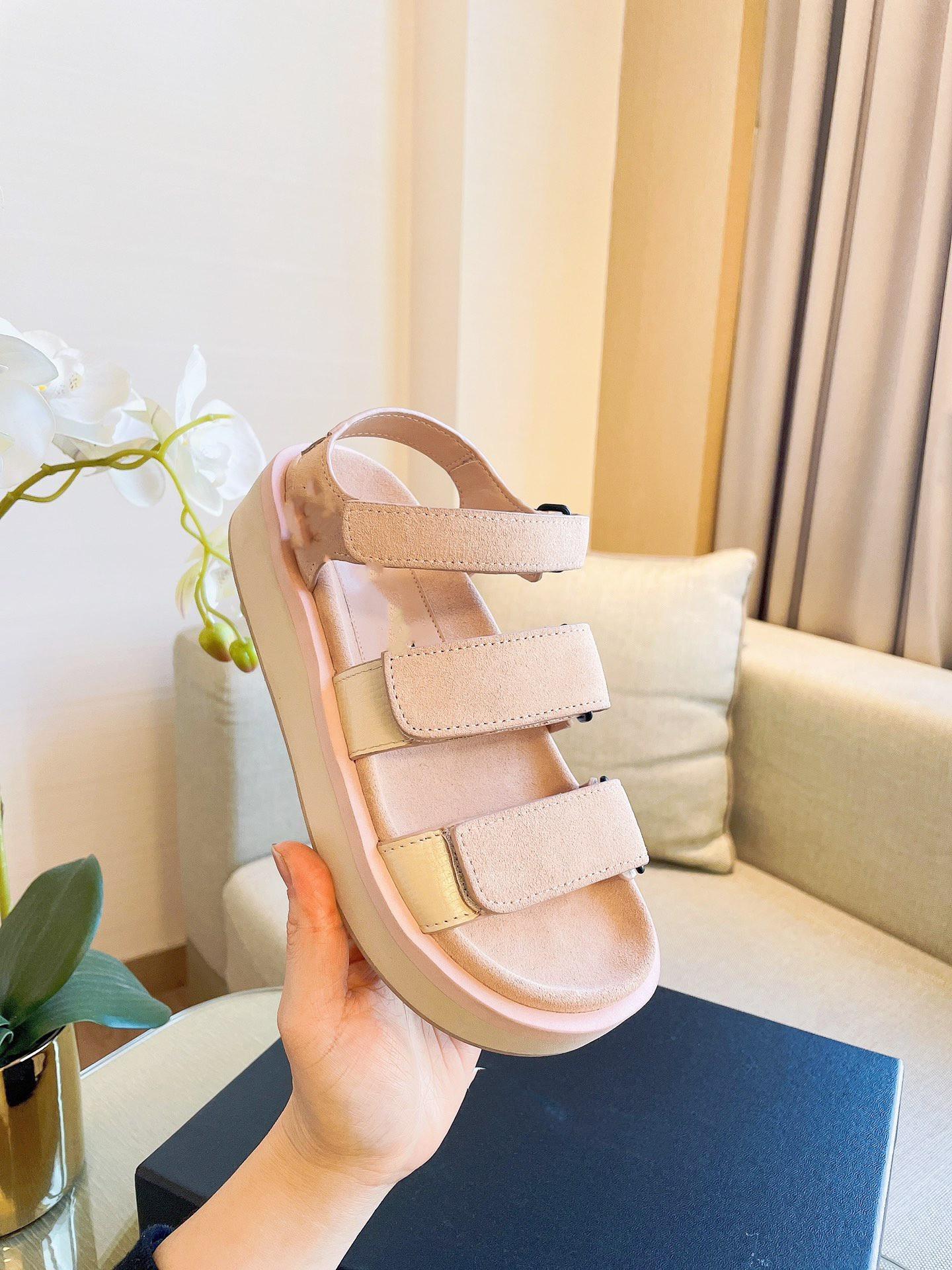 2022 sandales de créateurs pour femmes printemps / été sandales de luxe à fond plat chaussures romaines en cuir rose deux sangles taille 35-40 av