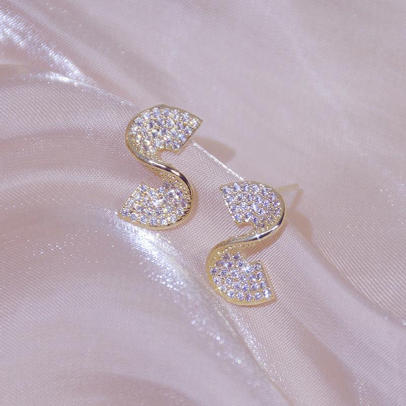 

Stud Ins Trendy Design Pave Exquisite CZ Twist Earring For Women Zirconia Luminous Dazzling Earrings AccessoriesStudStud