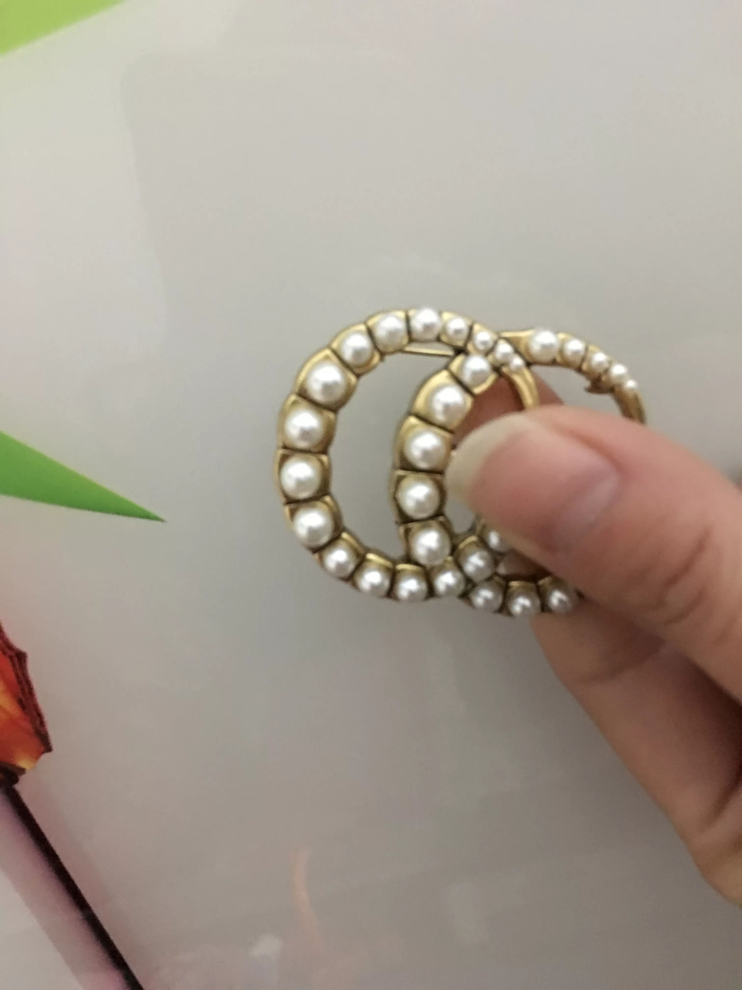 

Hot new product launch pearl designer letter brooch charm lady jewelry lady pin party gift chest