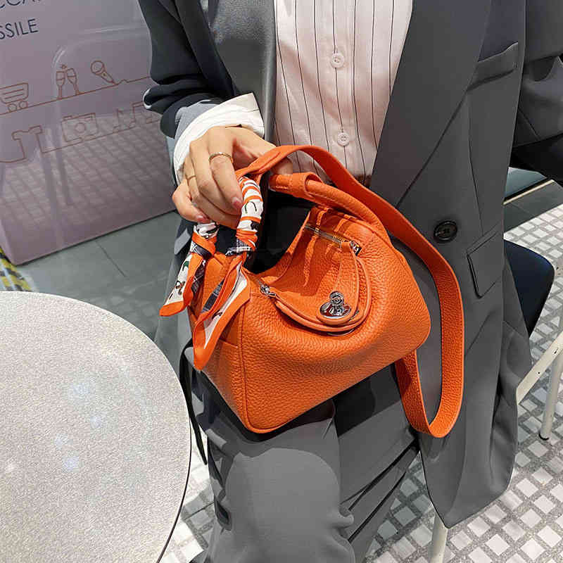 

Hong Kong Leather Women's bag 2021 new fashion Mini doctor's cowhide Lindi portable One Shoulder Messenger pillow birkins, White