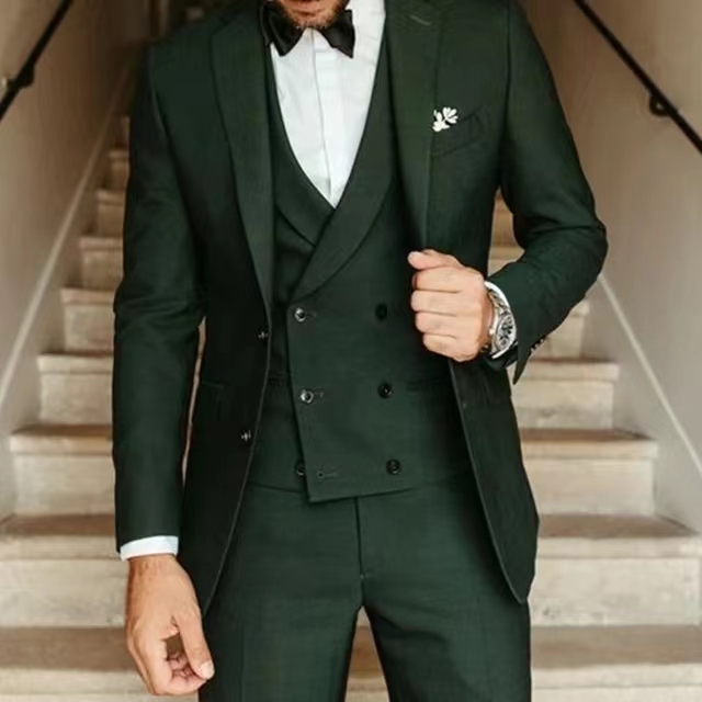 Classy Dark Green Men Country Wedding Tuxedos 2022 Groom Formal Wear Peaked Lapel Slim Fit Mens Suits 3 Pieces Groomsmen Formal Party Gown Prom B