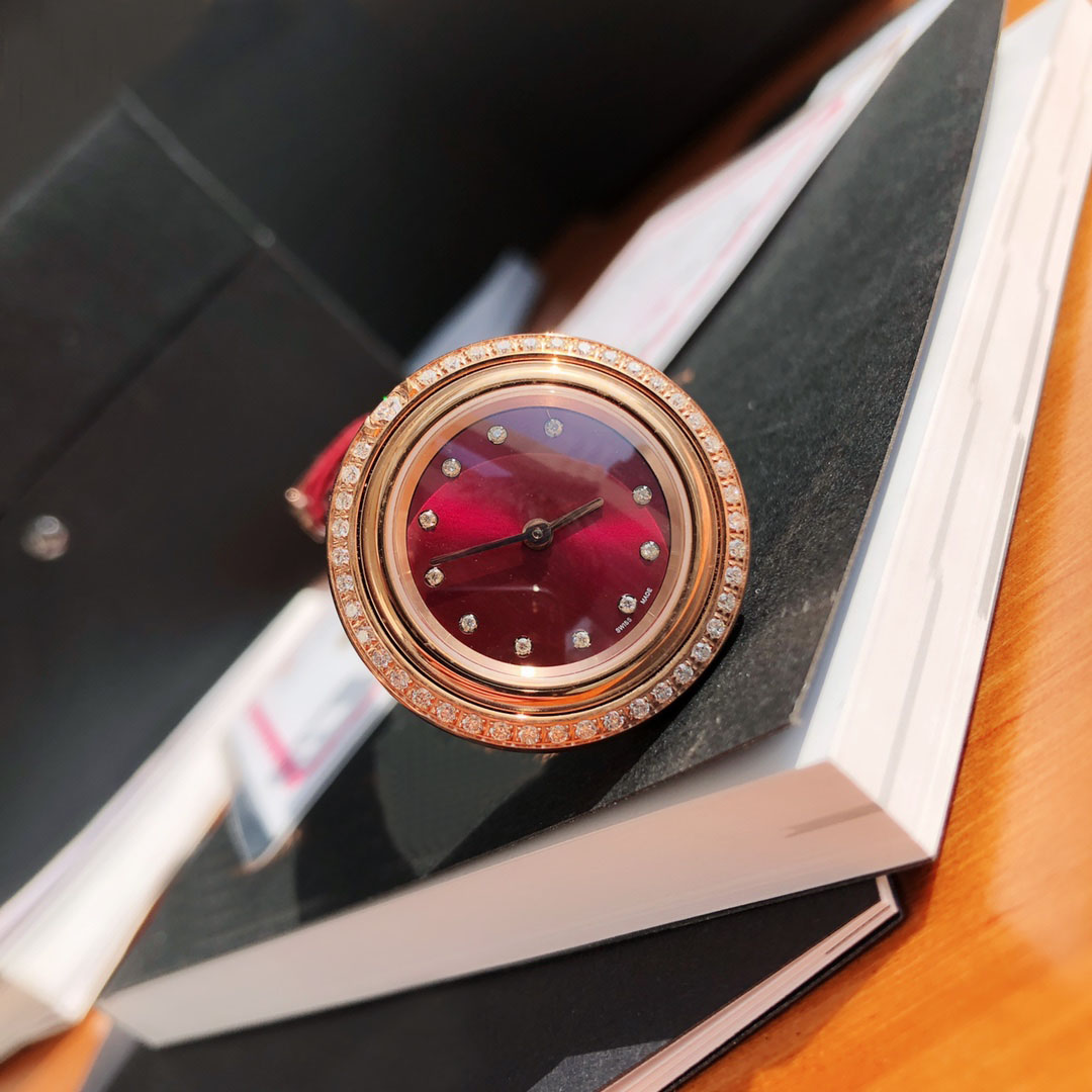 

Turn the Classic Fashion Lady's Watch Diamond-encrusted Leather Quartz Watch, Customize